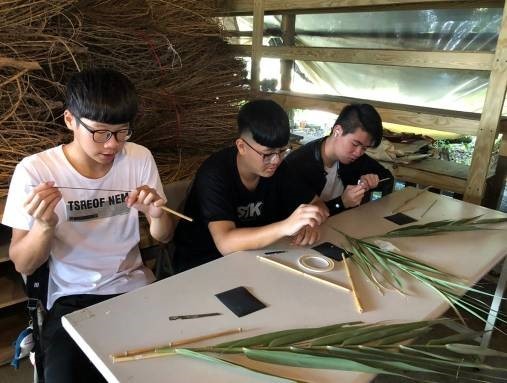 蘭陽溪口休閒農業區 同學利用蘆竹製作蚱蜢與吸管