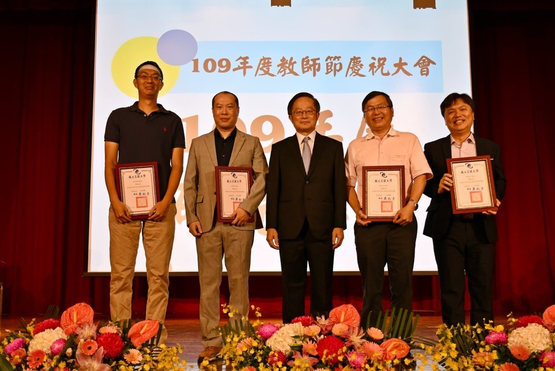 於109年度教師節慶祝大會頒獎表揚109年度產學合作績優教師花國鋒教授。
