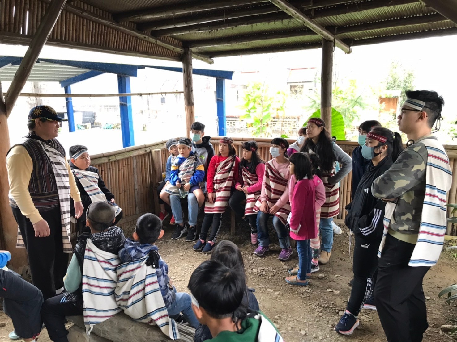 境外生與孩童在泰雅族部落體驗當地傳統文化