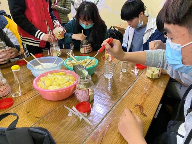 同學體驗鳳梨豆腐乳DIY