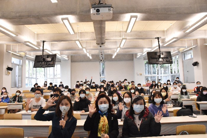 SEG台灣校友會會長屠潔、SEG台灣代表洪世英女士、國際學生組高珮文組長(由左至右)與學生合照